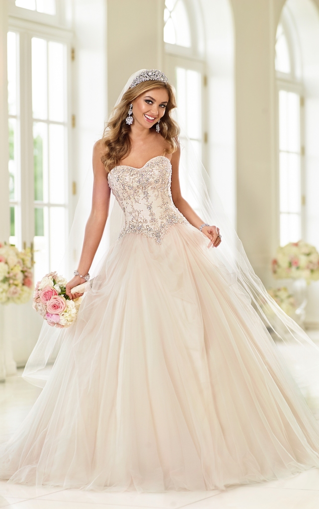 Your Fairy Tale Starts Here...Choose the Right Gown for your Happily Ever After!. Desktop Image