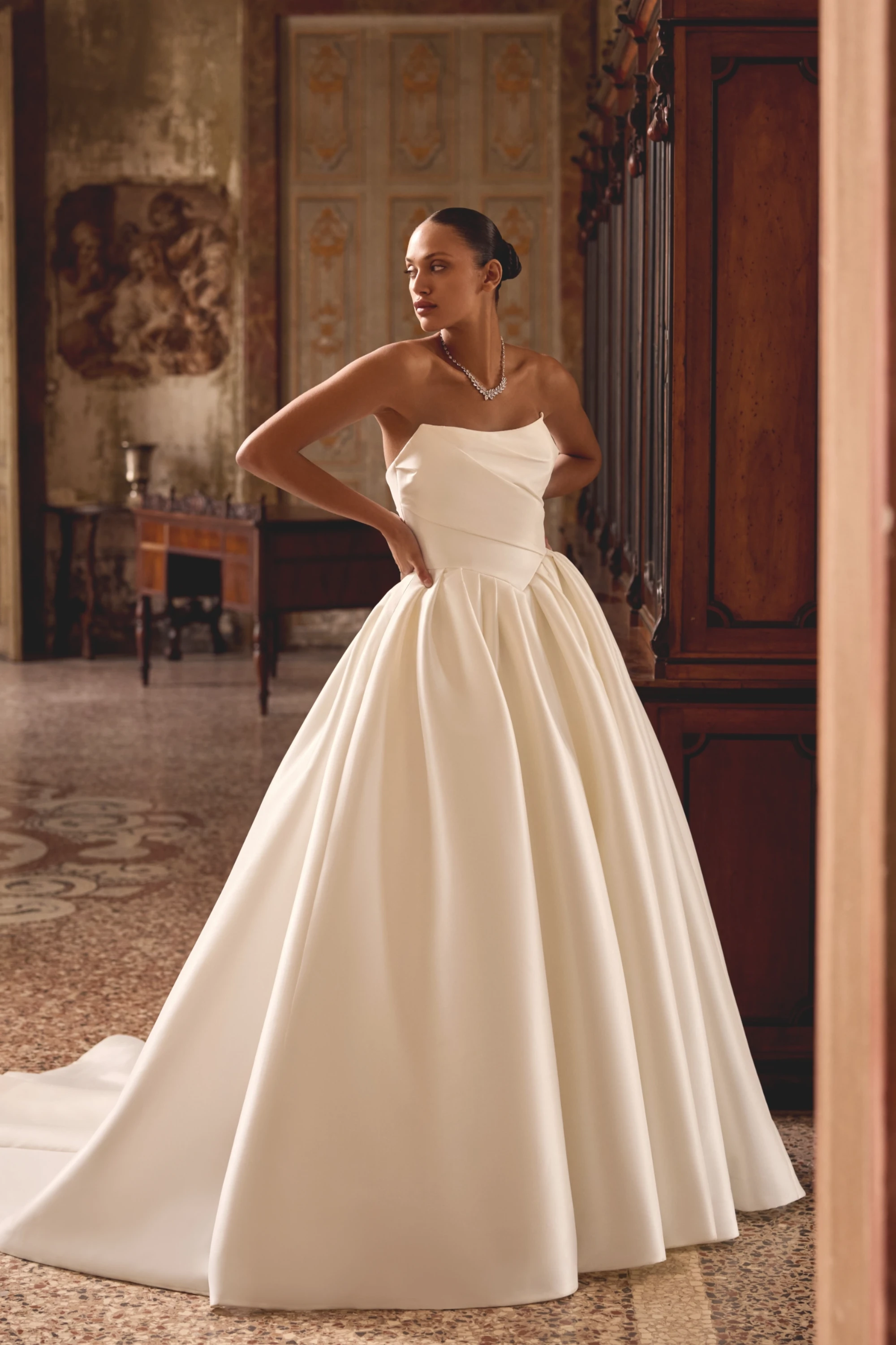 ヴィンテージ　アレクサンダー　リトルウーマン Beautiful Bridal Gown With Glamorous Crystal Pattern